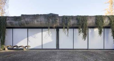 Durchlässigkeit zieht sich durch den gesamten Entwurf. Über den Hof oder zwei Seitengänge geht es in den Ausstellungsraum und weiter in den Garten sowie aufs Dach. – © FOTOS: GERHARD MAURER Durchlässigkeit zieht sich durch den gesamten Entwurf. Über den Hof oder zwei Seitengänge geht es in den Ausstellungsraum und weiter in den Garten sowie aufs Dach.