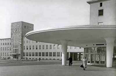 Bahnhofspostamt und Wartebereich des Postautobus-Bahnhofs mit Buffet, 1951,
erbaut 1951. – © FOTO: NORDICO STADTMUSEUM LINZ / NA-017169 Bahnhofspostamt und Wartebereich des Postautobus-Bahnhofs mit Buffet, 1951,
erbaut 1951.