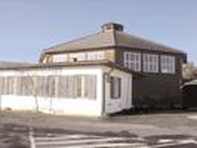 Die alte Rinderhalle in Oberwart mit vorgelagertem Nebengebäude, Foto: Richard Woschitz